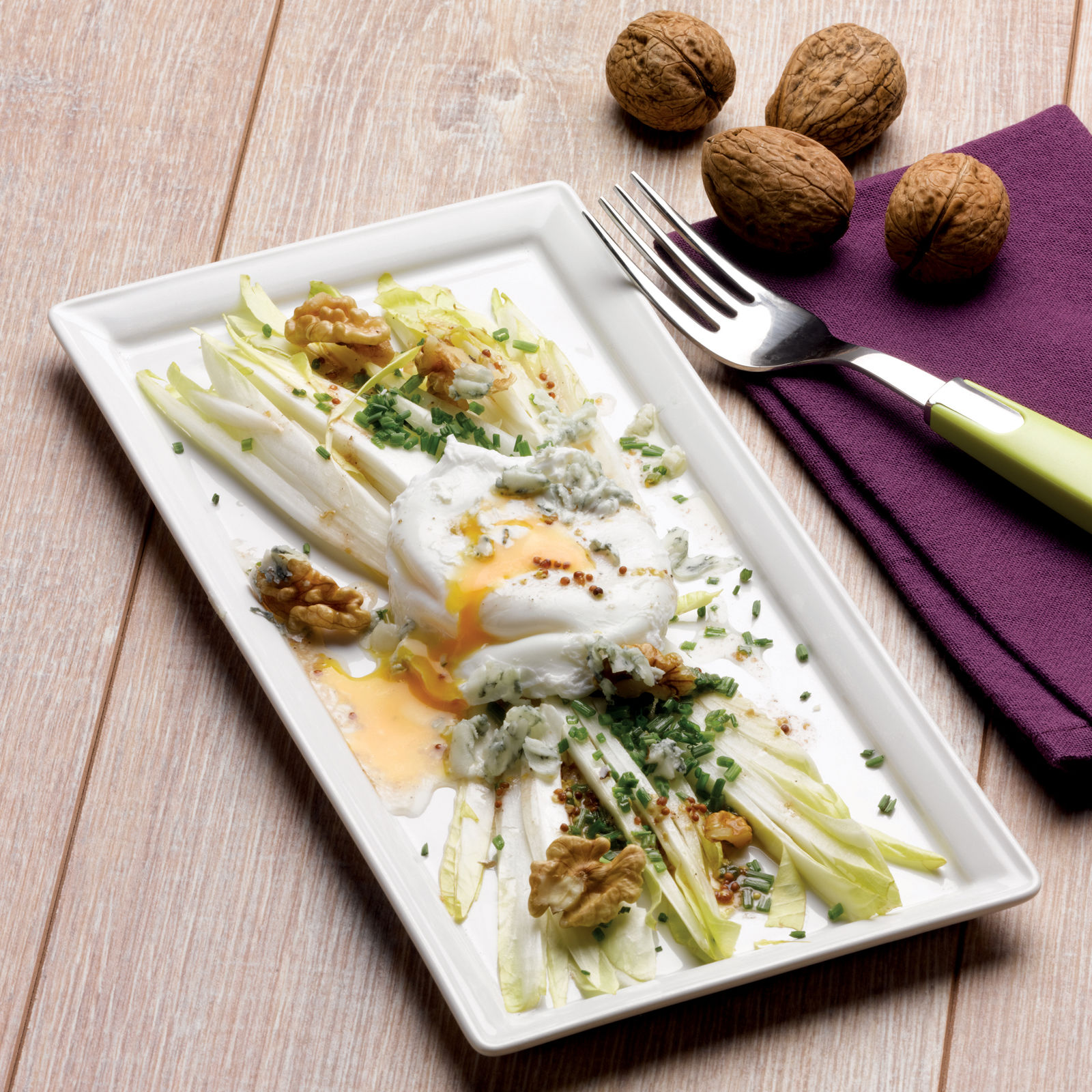 Salade d'endives aux noix et copeaux de roquefort Salade d'endives aux noix et copeaux de roquefort